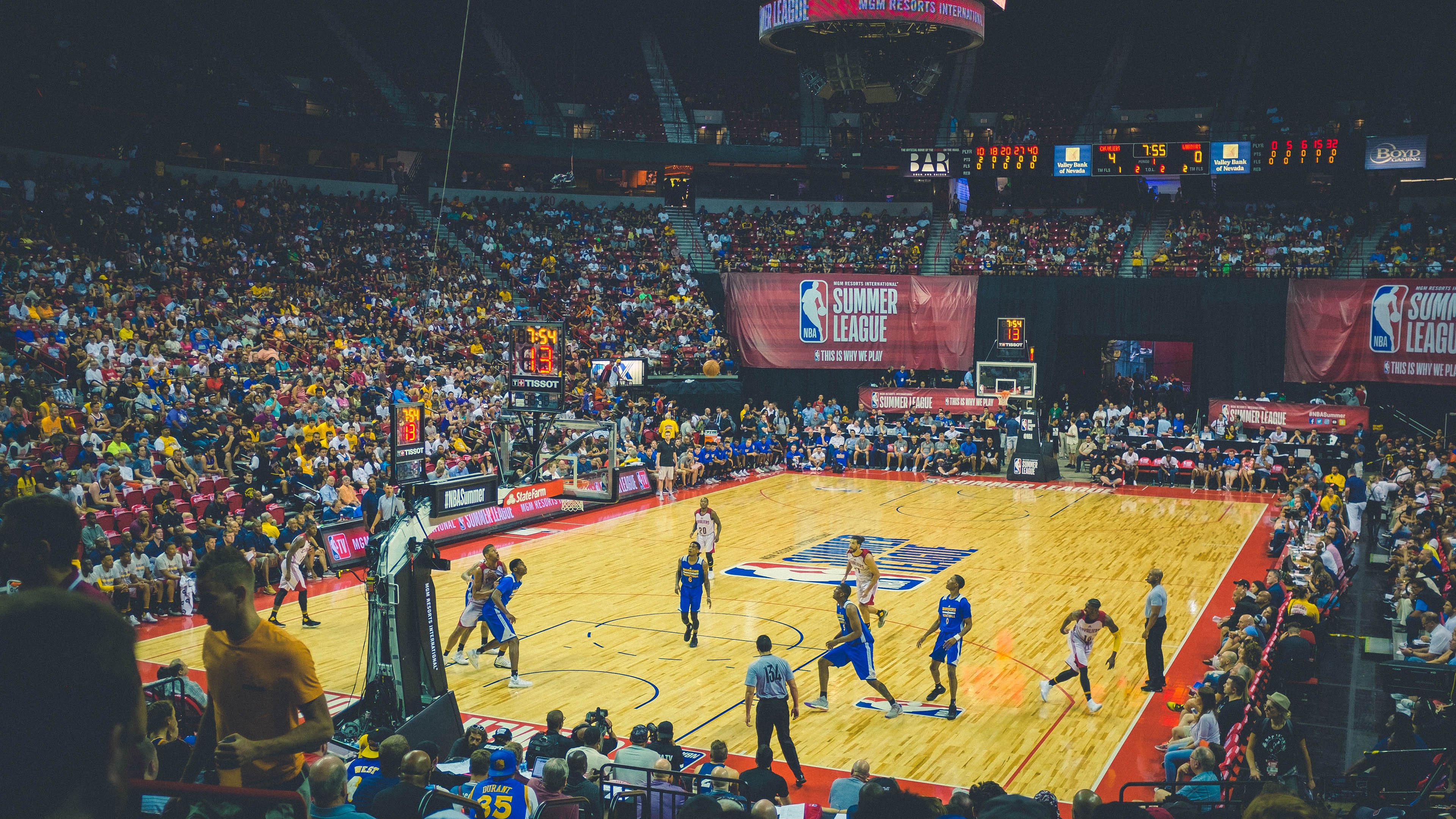 特斯·冯·迪克：领导南非队中场的攻防转换，调度球场节奏，冯 斯特拉客