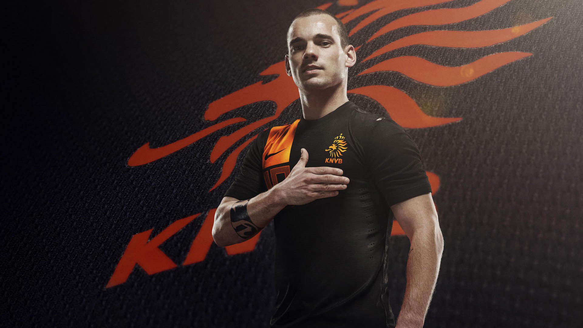 中国足球国家队针对高压比赛环境训练心理抗压能力，足球高压防守